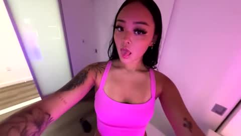 Snapshot of lilypowpow chatting on 12-01-25, 04:06 lilypowpow online show from 12-01-25, 04:06