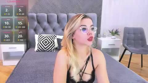 Snapshot of lilyrabbit chatting on 10-23-25, 05:40 Rose online show from 10-23-25, 05:40