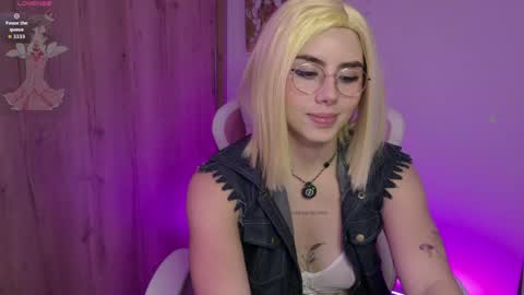 Snapshot of lilyrouse_ chatting on 06-06-26, 03:44 lily help me to collect more cosplay online show from 06-06-26, 03:44