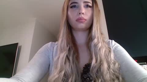 Snapshot of lilysweetgirl chatting on 01-07-26, 04:42 Lily online show from 01-07-26, 04:42