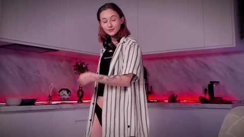 Snapshot of lina_n_kitty chatting on 12-14-24, 11:18 Lina - online show from 12-14-24, 11:18