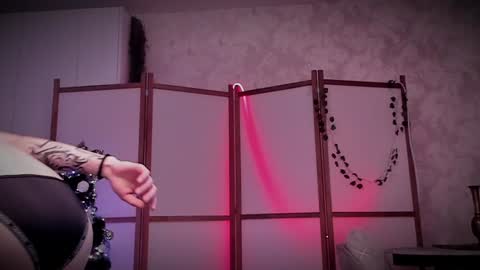 Snapshot of lina_n_kitty chatting on 12-20-24, 11:43 Lina - online show from 12-20-24, 11:43