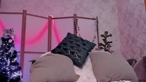 Snapshot of lina_n_kitty chatting on 12-25-24, 07:57 Lina - online show from 12-25-24, 07:57