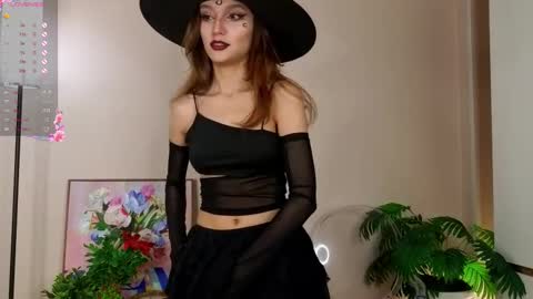 Lina online show from 10-31-25, 11:22