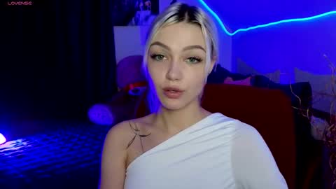 Snapshot of linalirian chatting on 11-30-25, 01:48 I am Lina online show from 11-30-25, 01:48