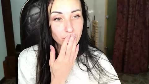 LinaLivee online show from 11-19-25, 07:58