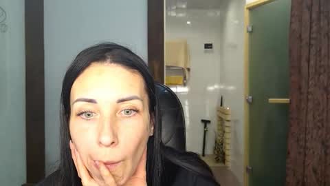 LinaLivee online show from 11-30-25, 06:12