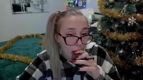 Snapshot of linatruly chatting on 12-23-24, 08:14 Lina online show from 12-23-24, 08:14