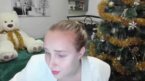 Snapshot of linatruly chatting on 01-12-25, 11:26 Lina online show from 01-12-25, 11:26