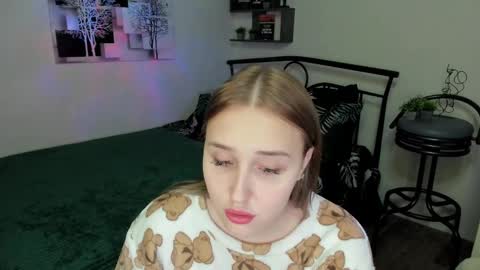 Snapshot of linatruly chatting on 02-28-25, 12:43 Lina online show from 02-28-25, 12:43