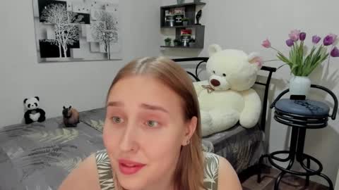 Snapshot of linatruly chatting on 03-11-25, 12:33 Lina online show from 03-11-25, 12:33