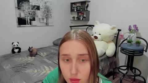 Snapshot of linatruly chatting on 03-12-25, 12:53 Lina online show from 03-12-25, 12:53