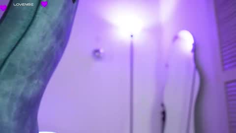 Lincy Rios  online show from 11-21-25, 05:11