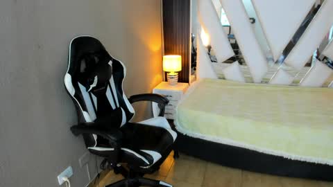Snapshot of linda4petite chatting on 04-29-26, 07:09 Linda online show from 04-29-26, 07:09