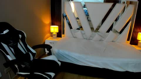 Snapshot of linda4petite chatting on 05-19-26, 06:47 Linda online show from 05-19-26, 06:47