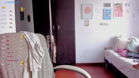 Giggles  online show from 01-10-25, 02:13