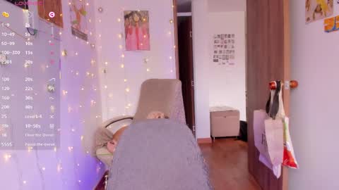 Giggles  online show from 09-18-25, 02:19