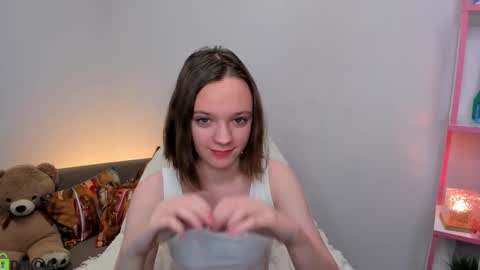 Snapshot of lindaa_bell chatting on 12-17-25, 01:22 My real name is Olivia online show from 12-17-25, 01:22