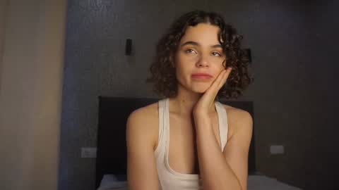 Snapshot of lindaaii chatting on 06-19-26, 01:37 Linda online show from 06-19-26, 01:37