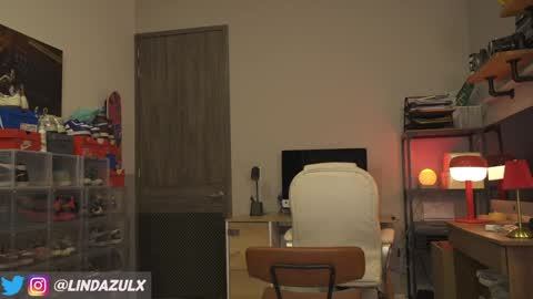 Snapshot of lindabluee chatting on 10-18-25, 01:08 Nia  online show from 10-18-25, 01:08