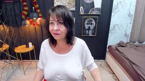 Snapshot of lindahottie chatting on 12-28-24, 05:33 Linda online show from 12-28-24, 05:33