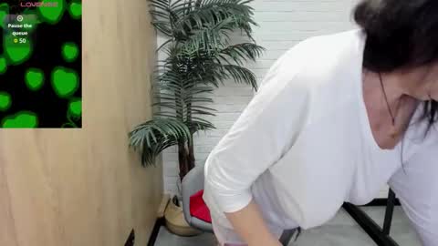 Snapshot of lindahottie chatting on 10-17-25, 05:21 Linda online show from 10-17-25, 05:21