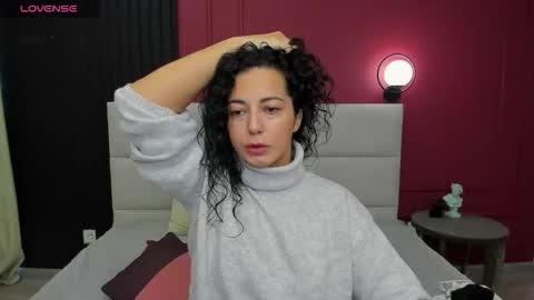 Snapshot of lindainsatiable chatting on 09-19-25, 01:29 Linda online show from 09-19-25, 01:29