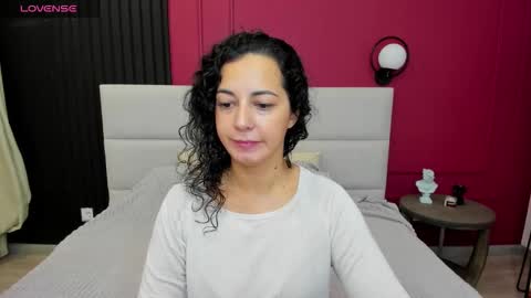 Snapshot of lindainsatiable chatting on 10-13-25, 01:27 Linda online show from 10-13-25, 01:27