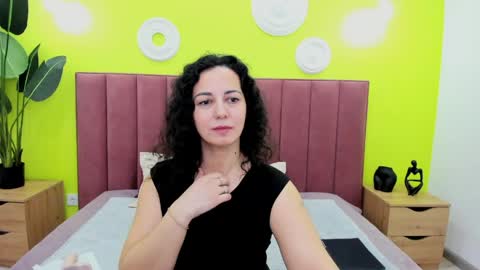 Linda online show from 04-12-26, 01:43