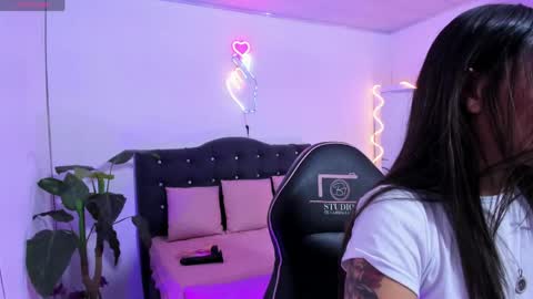 Linda  online show from 04-25-26, 03:42