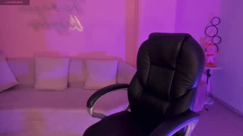 Lindsey Moss online show from 12-30-24, 05:26