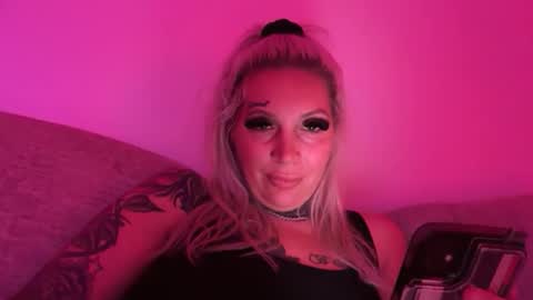 Snapshot of lindseysexii chatting on 11-03-25, 01:19 Lindzay online show from 11-03-25, 01:19