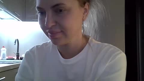 Snapshot of lindsisecret chatting on 10-01-25, 04:29 Anna online show from 10-01-25, 04:29