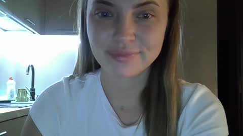 Snapshot of lindsisecret chatting on 10-27-25, 10:58 Anna online show from 10-27-25, 10:58