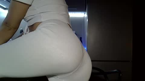 Snapshot of lindsisecret chatting on 11-11-25, 04:07 Anna online show from 11-11-25, 04:07