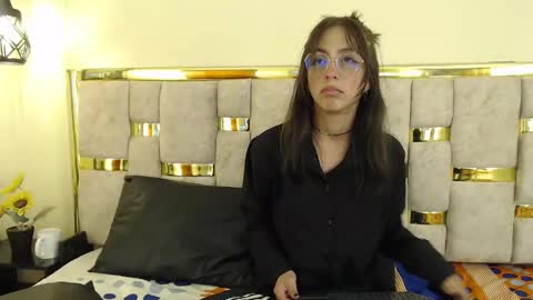 Snapshot of ling_ling24 chatting on 03-11-25, 06:43 ling ling24 online show from 03-11-25, 06:43