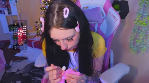 Snapshot of liniq chatting on 12-27-24, 09:00 Lina online show from 12-27-24, 09:00