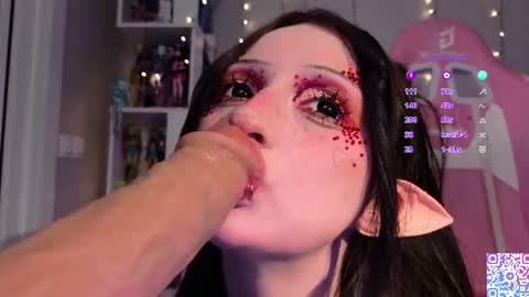 Snapshot of liniq chatting on 10-18-25, 09:48 Lina online show from 10-18-25, 09:48