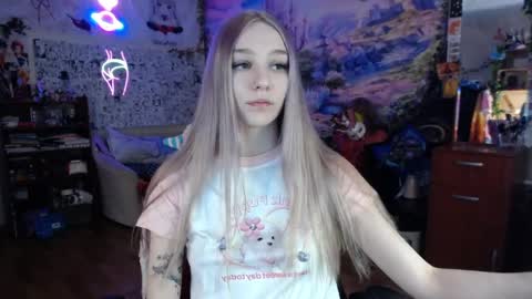 Snapshot of linlin_cuteeee chatting on 12-14-24, 10:18 Lin online show from 12-14-24, 10:18