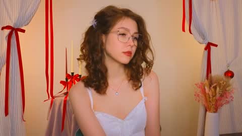 Snapshot of lisa_roses chatting on 12-20-24, 01:47 Lisa online show from 12-20-24, 01:47