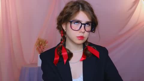 Snapshot of lisa_roses chatting on 02-14-25, 10:17 Lisa online show from 02-14-25, 10:17