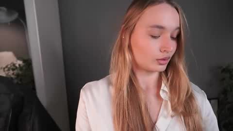 Snapshot of lisa_schiele chatting on 11-23-25, 08:41 Elisabeth or Lisa online show from 11-23-25, 08:41