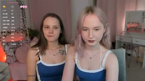 Snapshot of lisaluve chatting on 06-10-26, 09:25 Lisa blonde Alisa brunette online show from 06-10-26, 09:25