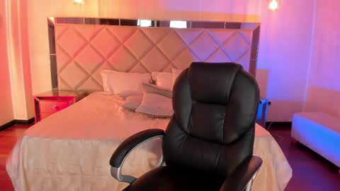 Snapshot of lisamonroe_ chatting on 02-14-25, 12:41 LISA MONROE online show from 02-14-25, 12:41