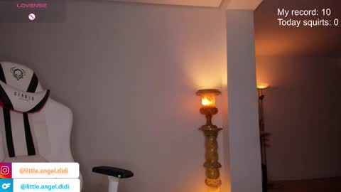 Snapshot of littel_angel_didi chatting on 09-28-25, 04:01 Diana Woods online show from 09-28-25, 04:01