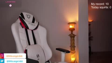 Snapshot of littel_angel_didi chatting on 09-29-25, 03:50 Diana Woods online show from 09-29-25, 03:50