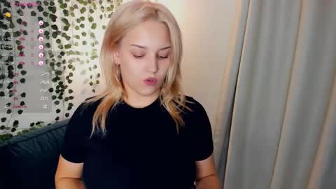 Snapshot of little__caprice chatting on 09-24-25, 07:17 Bella online show from 09-24-25, 07:17