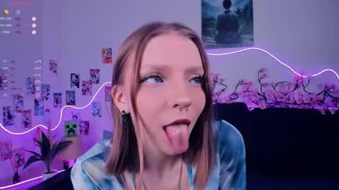 Snapshot of little__caprice chatting on 11-22-25, 07:29 Bella online show from 11-22-25, 07:29