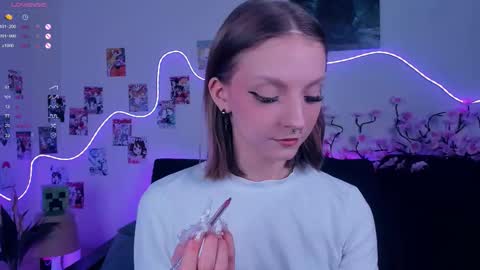 Snapshot of little__caprice chatting on 11-29-25, 07:33 Bella online show from 11-29-25, 07:33