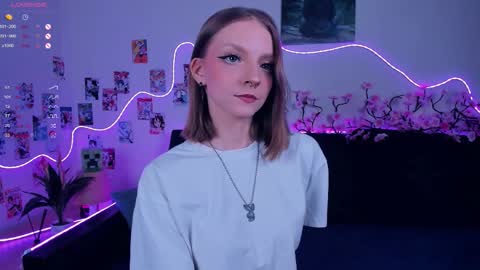 Snapshot of little__caprice chatting on 12-02-25, 07:14 Bella online show from 12-02-25, 07:14